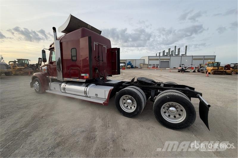 Freightliner Coronado 132 6x4 T/A Sleeper Truck Tractor (Glider Sadulveokid