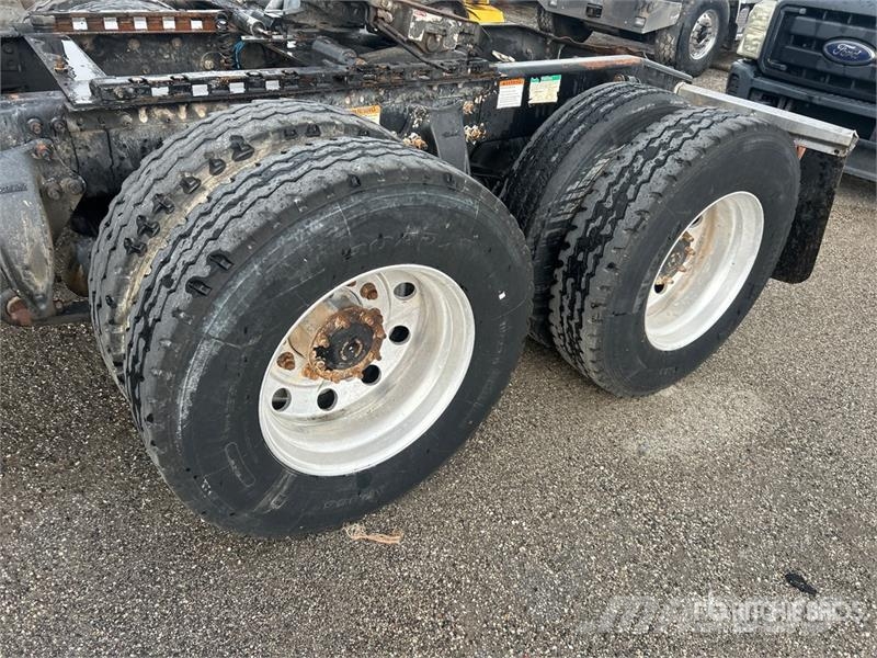 Freightliner Coronado 132 T/A Sleeper Truck Tractor 中古トラクターヘッド | トレーラーヘッド
