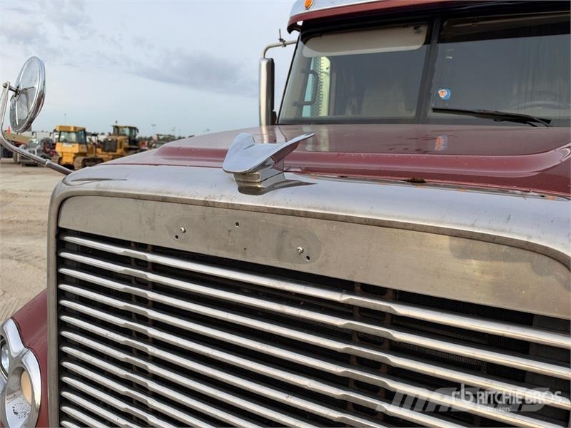 Freightliner Coronado 132 6x4 T/A Sleeper Truck Tractor (Glider Sadulveokid
