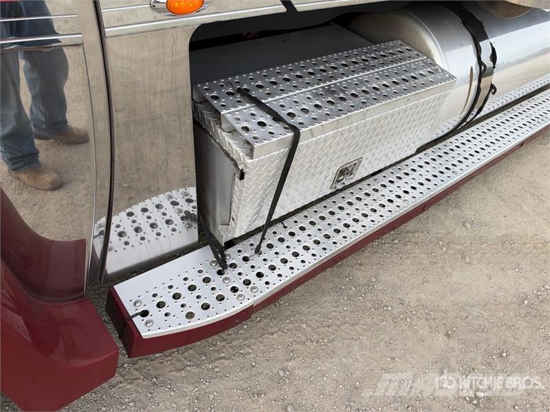 Freightliner Coronado 132 6x4 T/A Sleeper Truck Tractor (Glider Sadulveokid