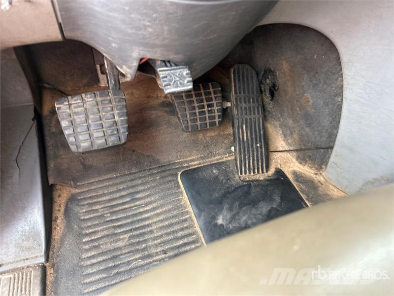 Freightliner Coronado 132 T/A Sleeper Truck Tractor 中古トラクターヘッド | トレーラーヘッド