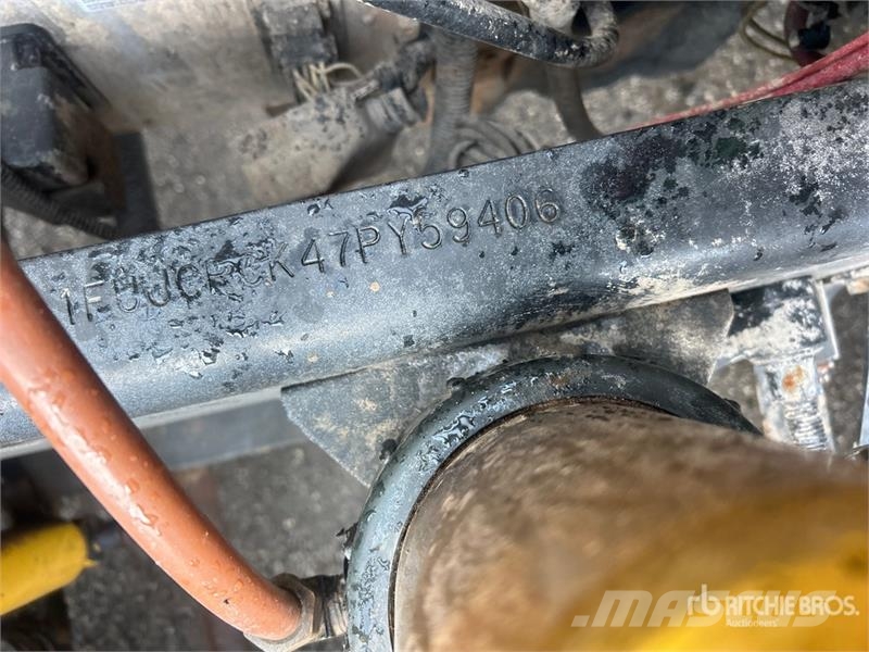Freightliner Coronado 132 T/A Sleeper Truck Tractor 中古トラクターヘッド | トレーラーヘッド