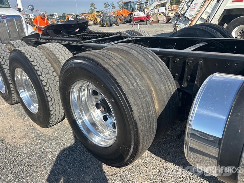Freightliner Coronado 122 8x4 Tri/A Day Cab Truck Tractor Vlačilci