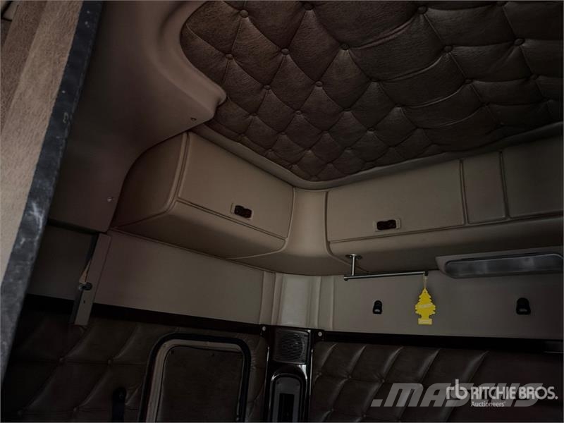 Freightliner Coronado 132 6x4 T/A Sleeper Truck Tractor (Glider Sadulveokid