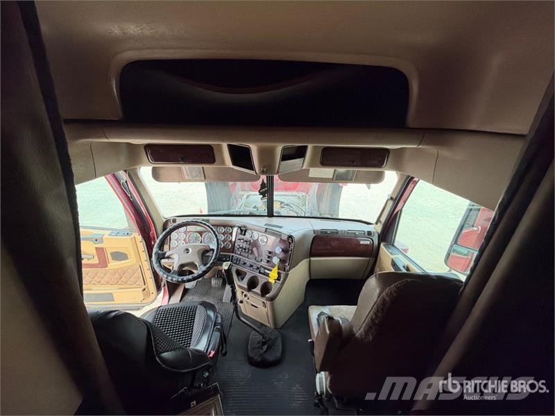 Freightliner Coronado 132 6x4 T/A Sleeper Truck Tractor (Glider Sadulveokid