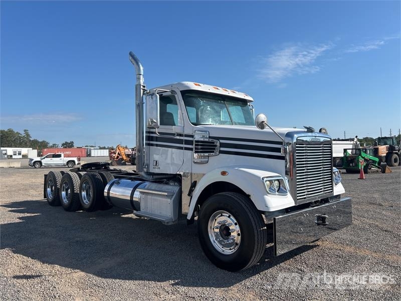 Freightliner Coronado 122 8x4 Tri/A Day Cab Truck Tractor Vlačilci