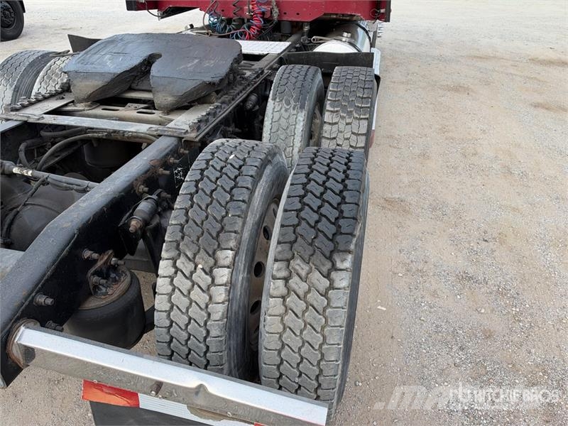 Freightliner Coronado 132 6x4 T/A Sleeper Truck Tractor (Glider Sadulveokid