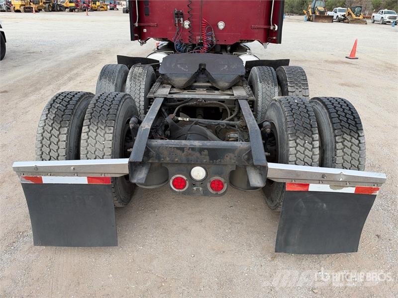 Freightliner Coronado 132 6x4 T/A Sleeper Truck Tractor (Glider Sadulveokid