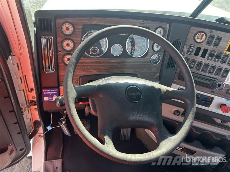 Freightliner Coronado 122 8x4 Tri/A Day Cab Truck Tractor Vlačilci
