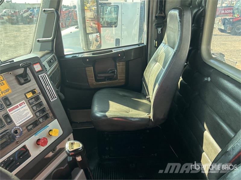 Freightliner Coronado 122 8x4 Tri/A Day Cab Truck Tractor Vlačilci