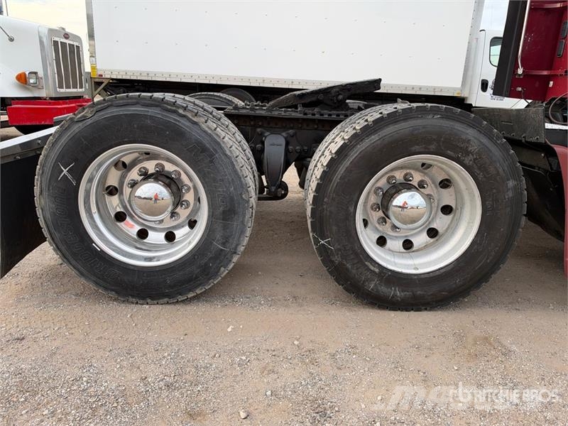 Freightliner Coronado 132 6x4 T/A Sleeper Truck Tractor (Glider Sadulveokid