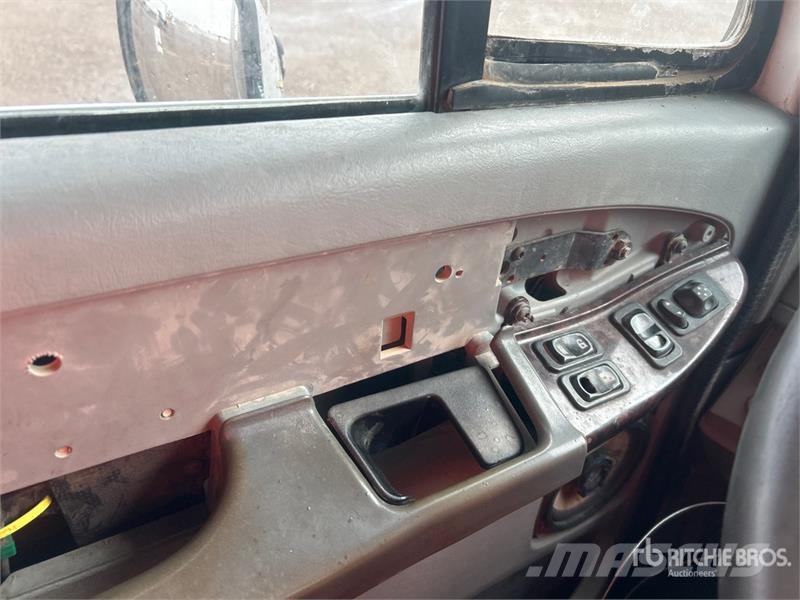 Freightliner Coronado 132 T/A Sleeper Truck Tractor 中古トラクターヘッド | トレーラーヘッド