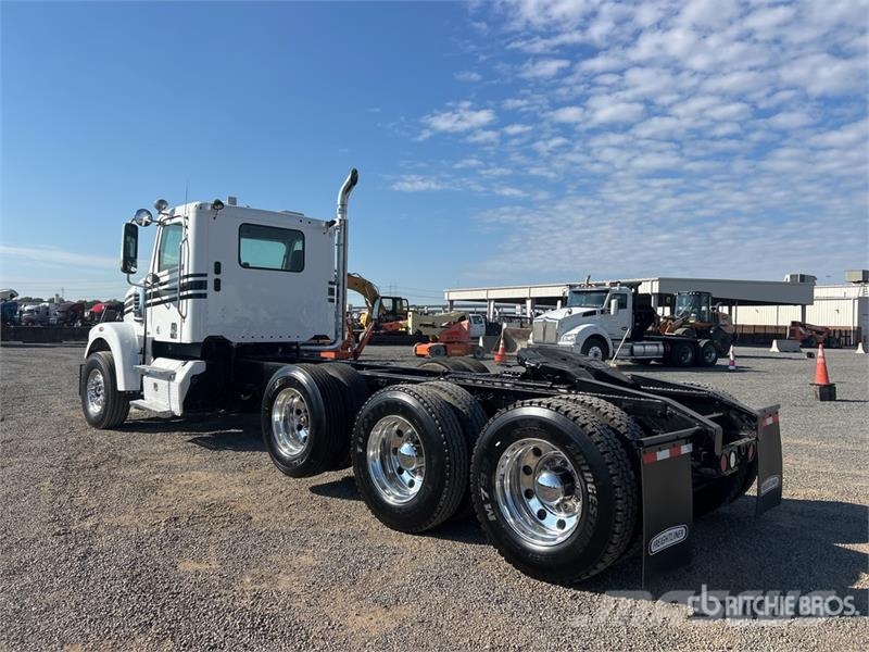 Freightliner Coronado 122 8x4 Tri/A Day Cab Truck Tractor Vlačilci