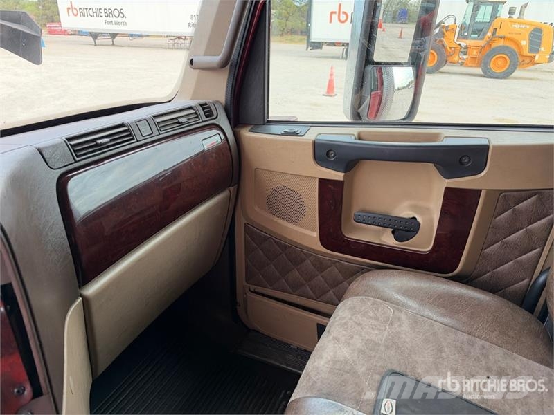 Freightliner Coronado 132 6x4 T/A Sleeper Truck Tractor (Glider Sadulveokid