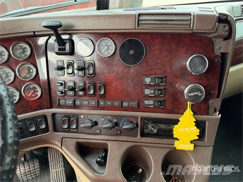 Freightliner Coronado 132 6x4 T/A Sleeper Truck Tractor (Glider Sadulveokid