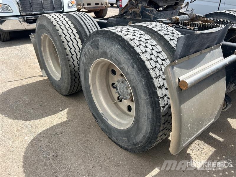 Freightliner Coronado 122SD 中古トラクターヘッド | トレーラーヘッド