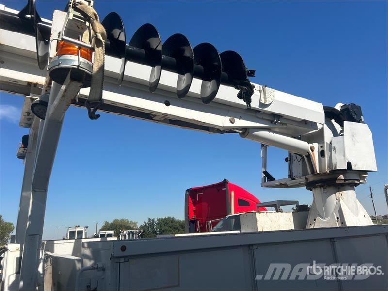 Freightliner DM47B TR on Freightliner M2106 4x4 Digger Derrick Камиони с подвижни сондажни кули