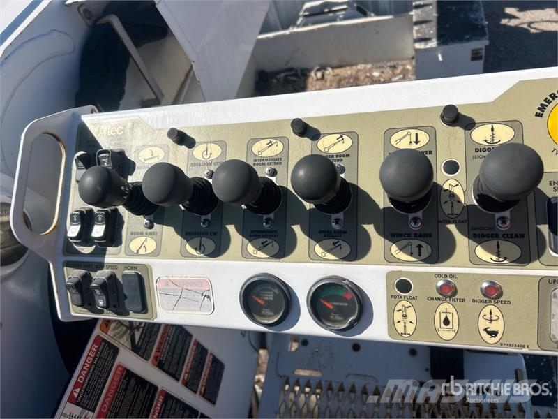 Freightliner DM47B TR on Freightliner M2106 4x4 Digger Derrick Камиони с подвижни сондажни кули