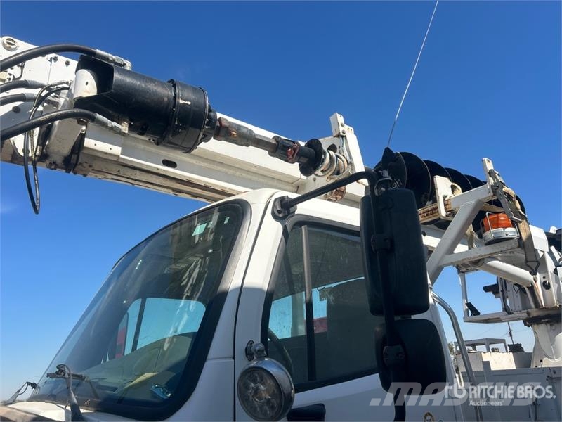Freightliner DM47B TR on Freightliner M2106 4x4 Digger Derrick Камиони с подвижни сондажни кули