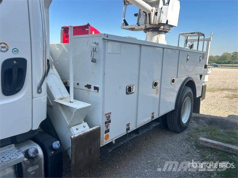 Freightliner DM47B TR on Freightliner M2106 4x4 Digger Derrick Камиони с подвижни сондажни кули