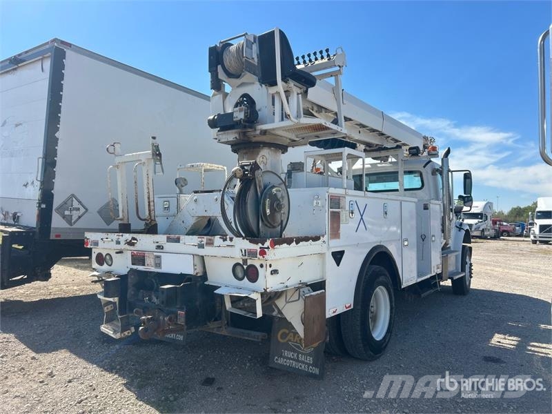 Freightliner DM47B TR on Freightliner M2106 4x4 Digger Derrick Камиони с подвижни сондажни кули