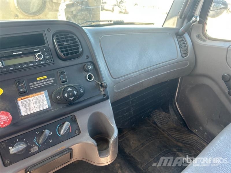 Freightliner DM47B TR on Freightliner M2106 4x4 Digger Derrick Камиони с подвижни сондажни кули