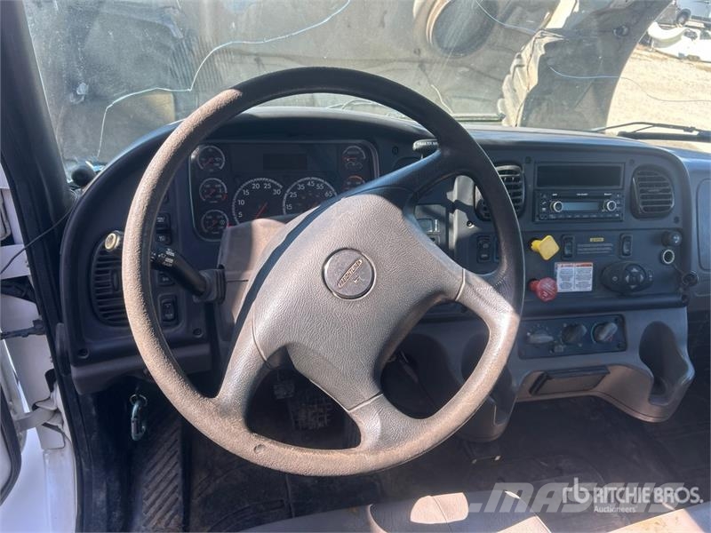 Freightliner DM47B TR on Freightliner M2106 4x4 Digger Derrick Камиони с подвижни сондажни кули