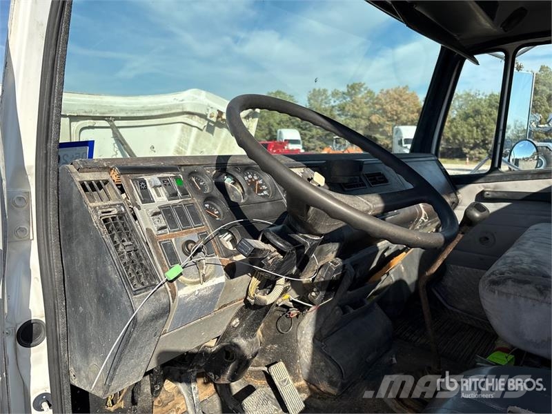 Freightliner FL 60 شاحنات مسطحة/مفصلية الجوانب