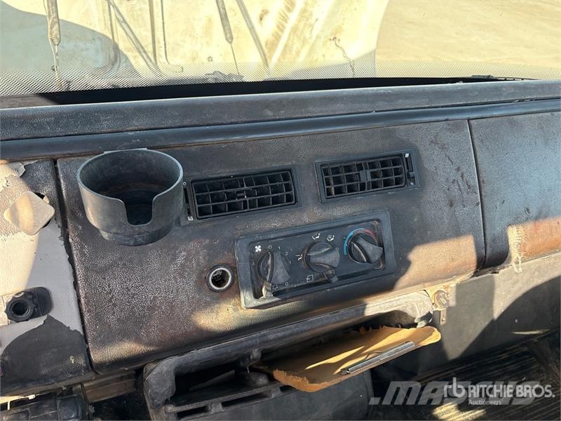 Freightliner FL 60 شاحنات مسطحة/مفصلية الجوانب