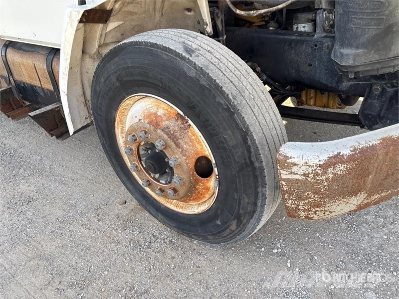 Freightliner FL 60 شاحنات مسطحة/مفصلية الجوانب