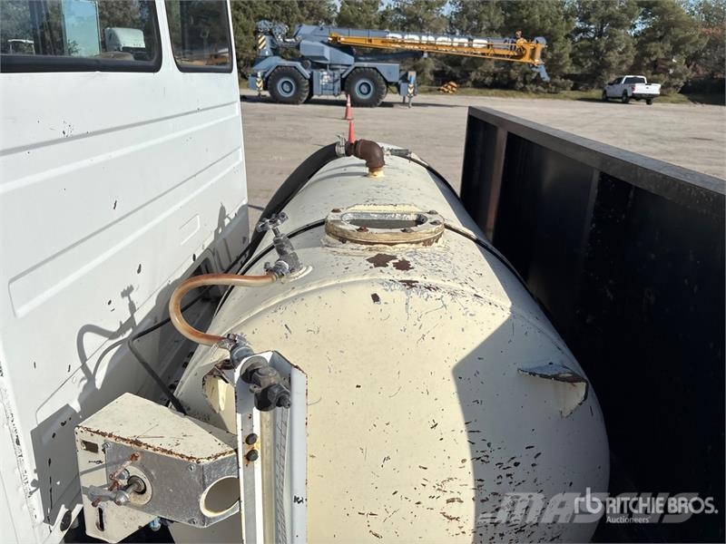 Freightliner FL 60 شاحنات مسطحة/مفصلية الجوانب