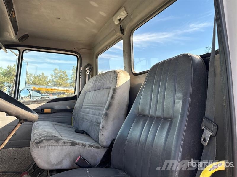 Freightliner FL 60 شاحنات مسطحة/مفصلية الجوانب