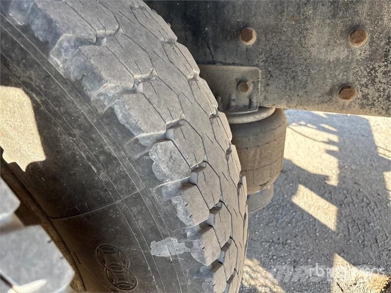 Freightliner FL 60 شاحنات مسطحة/مفصلية الجوانب