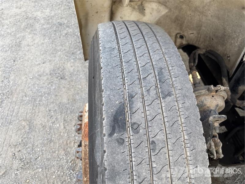 Freightliner FL 60 شاحنات مسطحة/مفصلية الجوانب