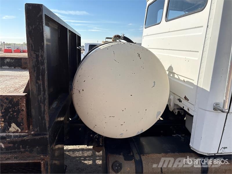 Freightliner FL 60 شاحنات مسطحة/مفصلية الجوانب