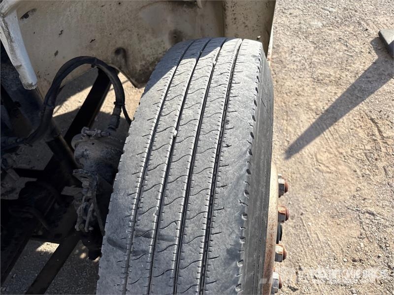 Freightliner FL 60 شاحنات مسطحة/مفصلية الجوانب