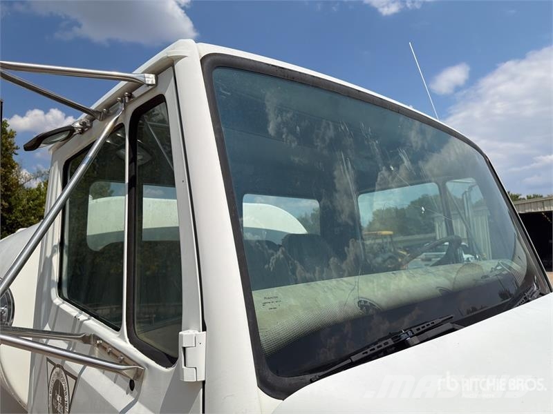 Freightliner FL70 2000 gal 4x2 Water Truck Поливальні машини