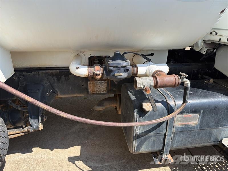 Freightliner FL70 2000 gal 4x2 Water Truck Поливальні машини