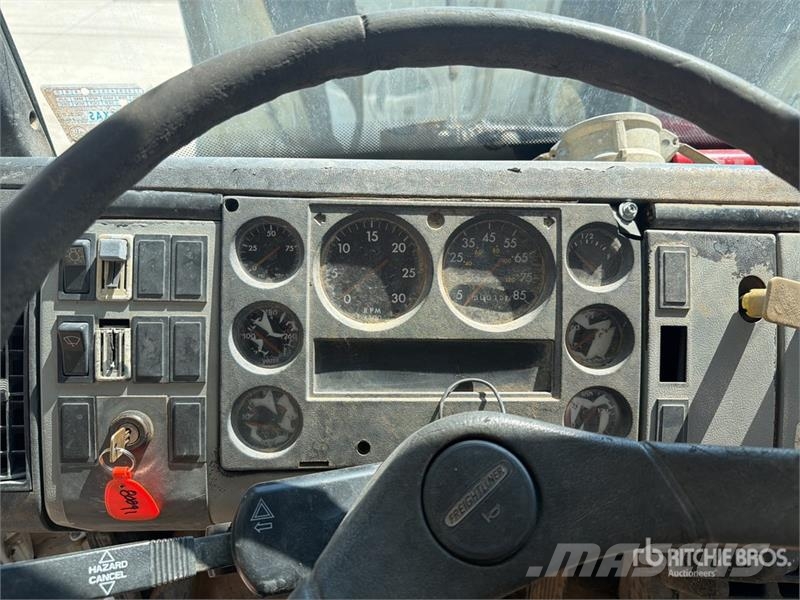 Freightliner FL70 2000 gal 4x2 Water Truck Поливальні машини