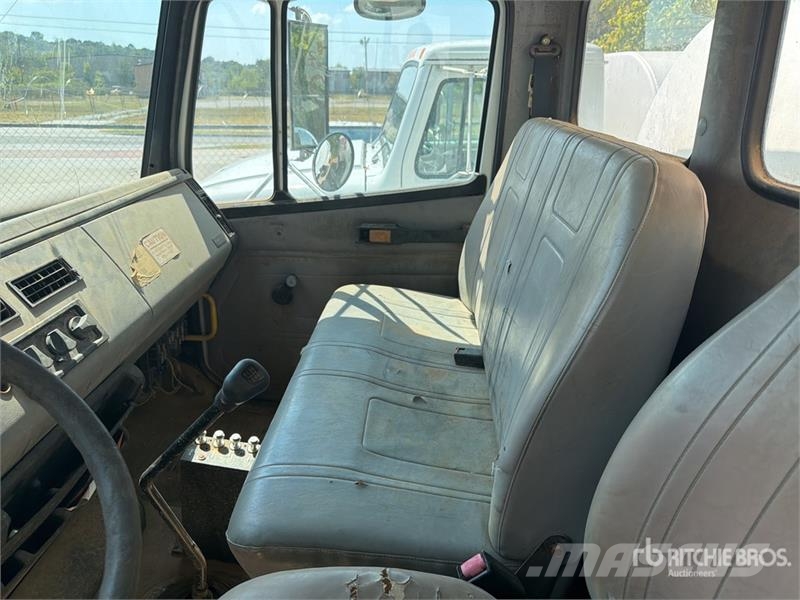 Freightliner FL70 2000 gal 4x2 Water Truck Поливальні машини