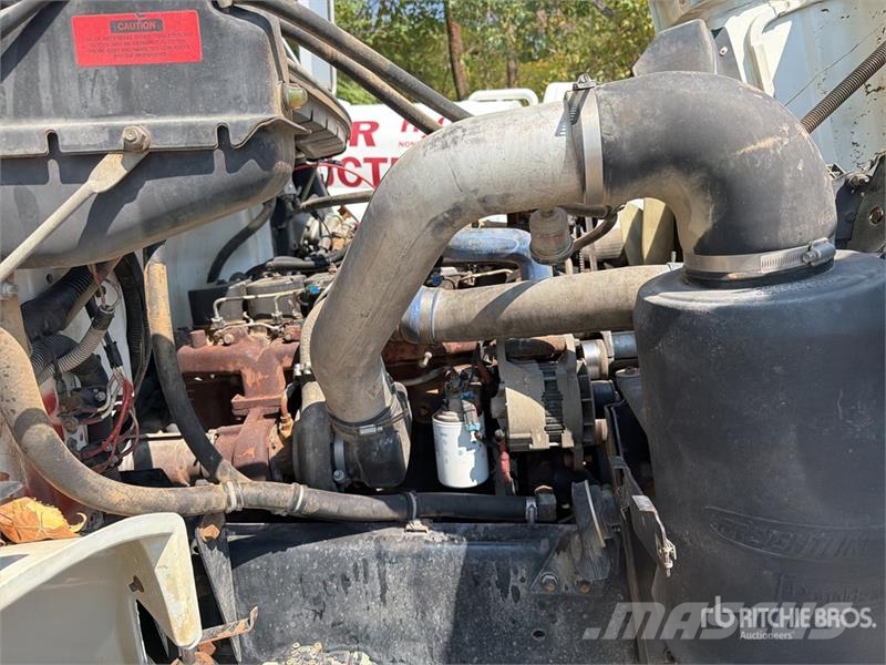Freightliner FL70 2000 gal 4x2 Water Truck Поливальні машини