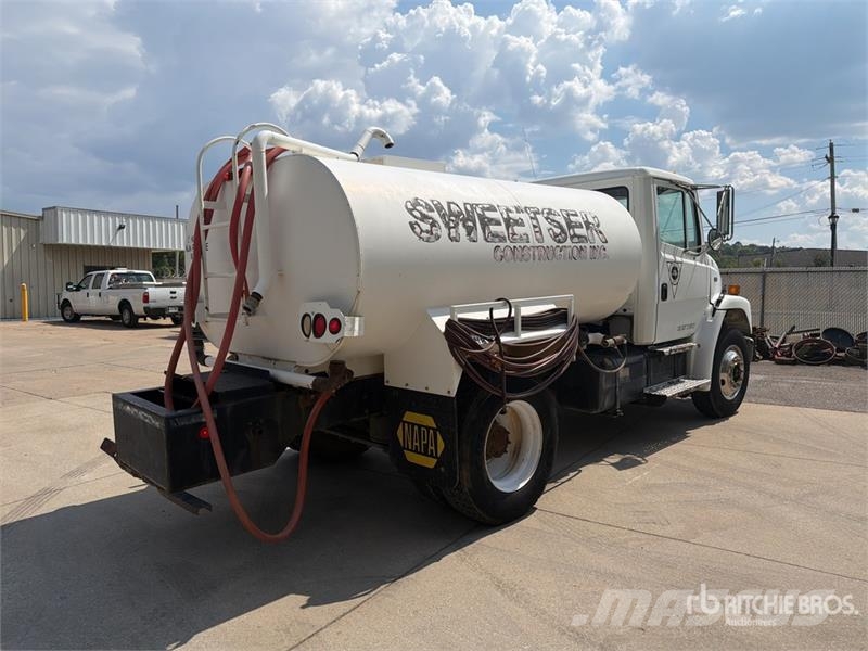 Freightliner FL70 2000 gal 4x2 Water Truck Поливальні машини