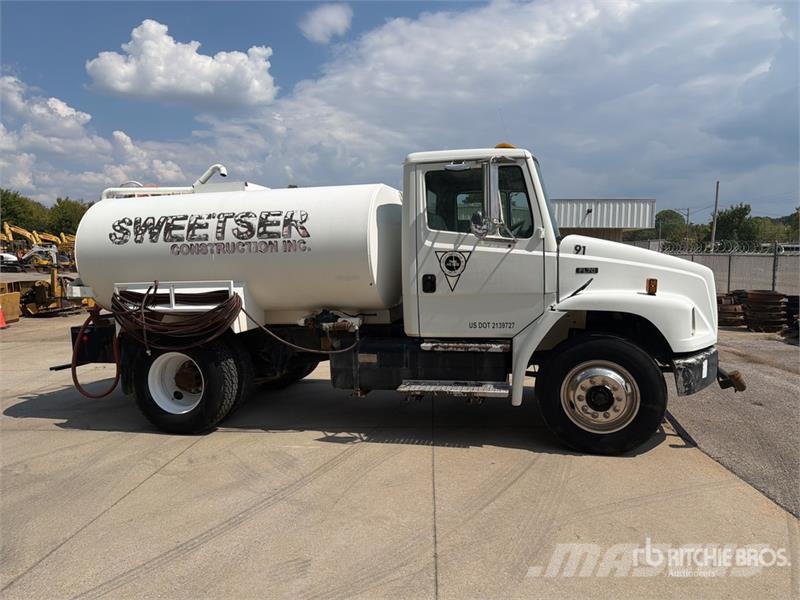Freightliner FL70 2000 gal 4x2 Water Truck Поливальні машини