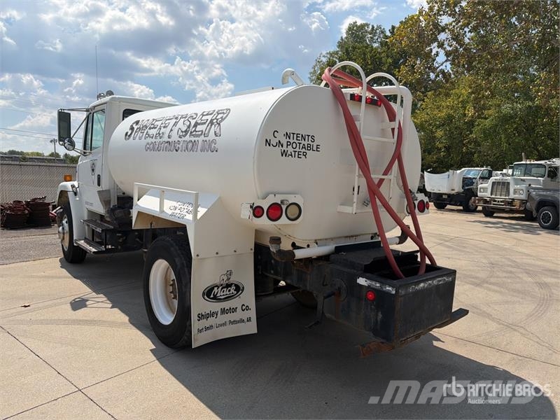 Freightliner FL70 2000 gal 4x2 Water Truck Поливальні машини