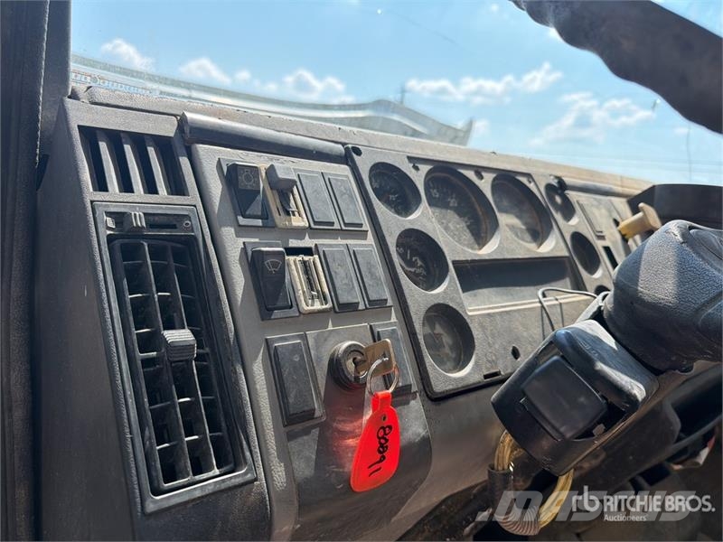 Freightliner FL70 2000 gal 4x2 Water Truck Поливальні машини