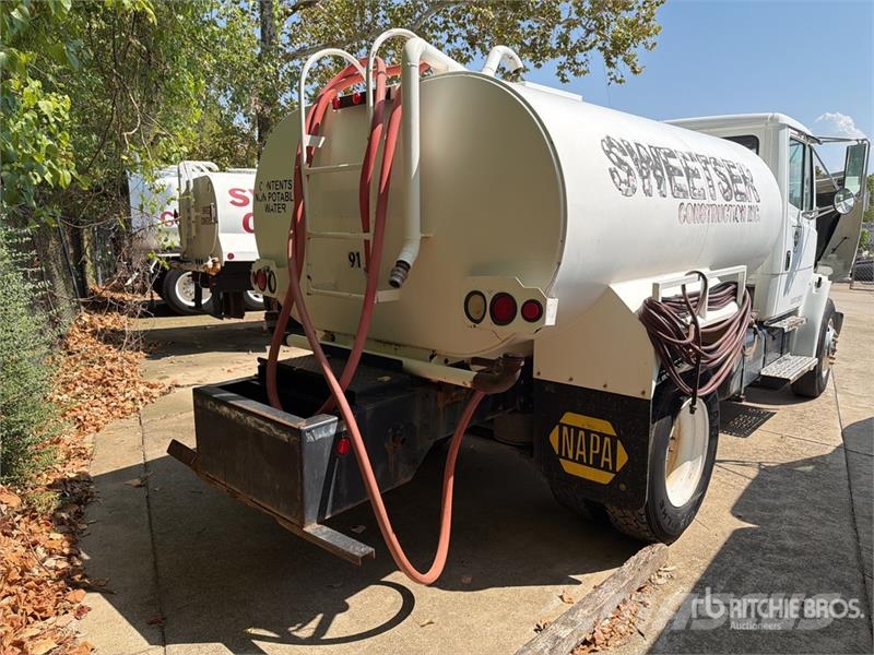 Freightliner FL70 2000 gal 4x2 Water Truck Поливальні машини