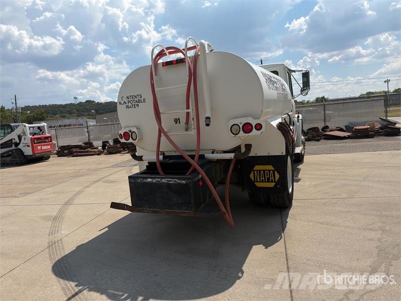 Freightliner FL70 2000 gal 4x2 Water Truck Поливальні машини