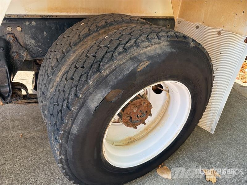 Freightliner FL70 2000 gal 4x2 Water Truck Поливальні машини