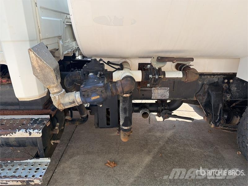 Freightliner FL70 2000 gal 4x2 Water Truck Поливальні машини