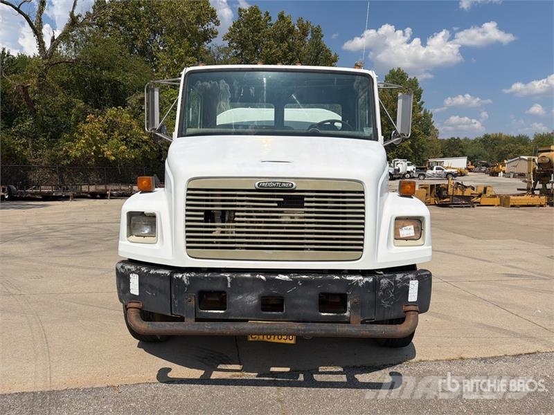 Freightliner FL70 2000 gal 4x2 Water Truck Поливальні машини